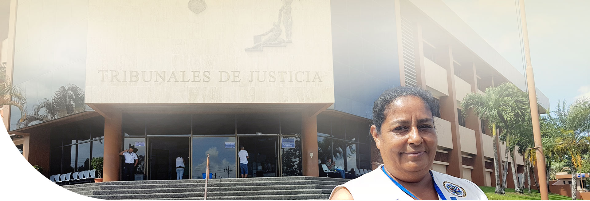Facilitadora judicial posando en las afueras de los Tribunales de Justicia
